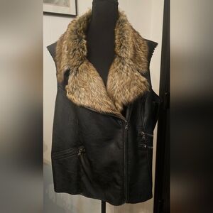 Women's Black Faux Leather Vest with Fur Collar Zip Size 22 NWOT